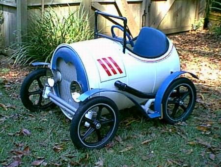 空桶制成的創(chuàng)意玩具車